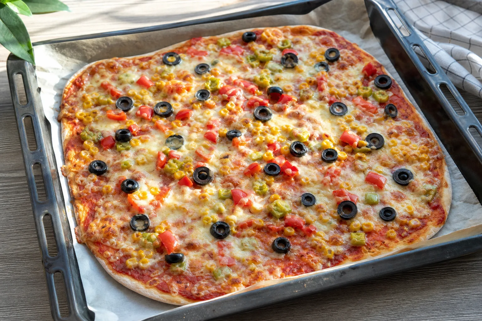 Mayasız Pizza Tarifi: 35 Dakikada İnce ve Çıtır Ev Pizzası